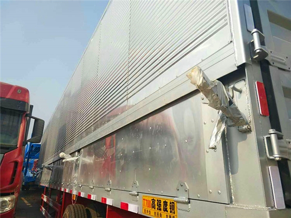 飛翼運輸半掛車